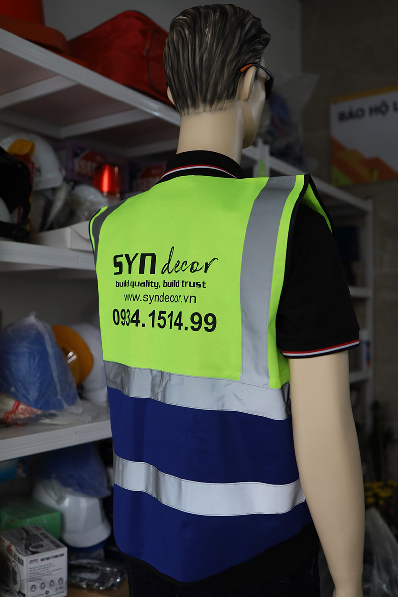 Cận cảnh chất liệu và đường in trên áo phản quang