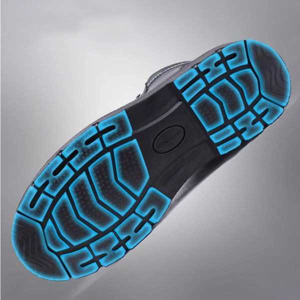 đế giày thiết kế khe rãnh cực thông minh giúp chống dầu, chống trượt