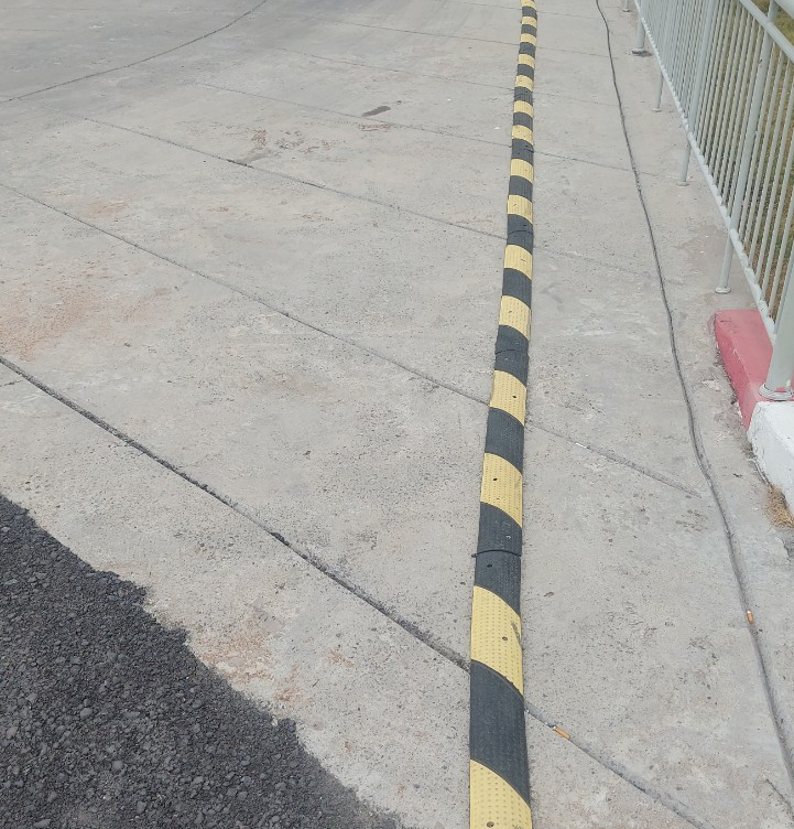 gờ giảm tốc cao su cao 2cm được gắn 2 bên đường để nhận diện đường đi khu vực